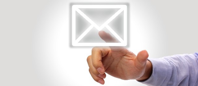 メールをタッチしている写真