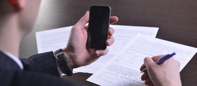 スマートフォンを見ている人の写真