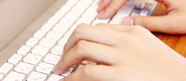 キーボードを打つ写真