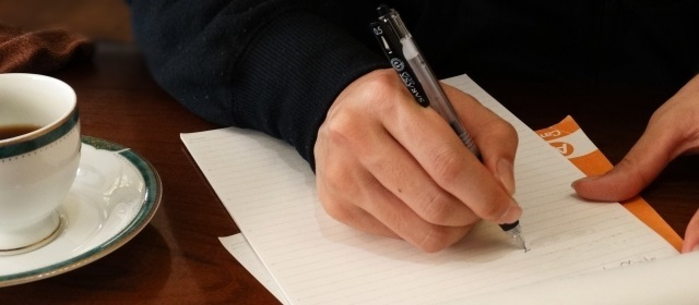 メモする人の写真