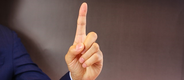 指を立てる写真
