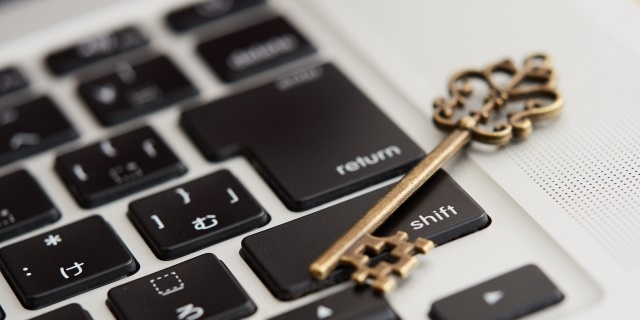 キーボードと鍵の写真