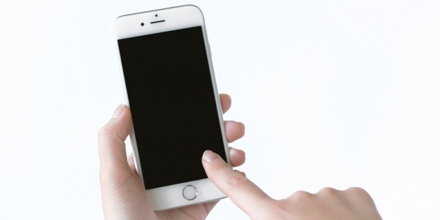 iPhoneを操作する写真