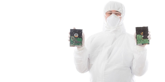 2つのHDDを持っている人の写真