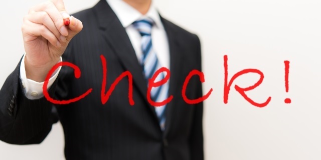 チェックしている人の写真