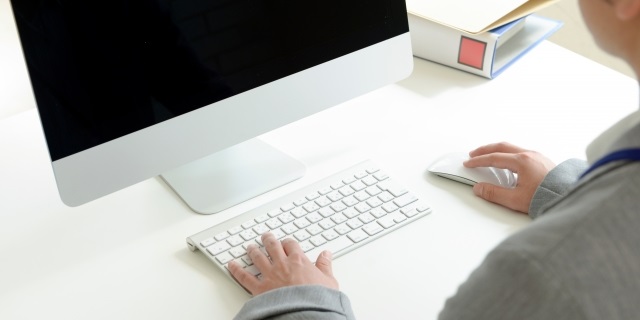 パソコンを操作している画像