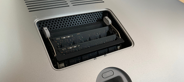 裏側の蓋を外して