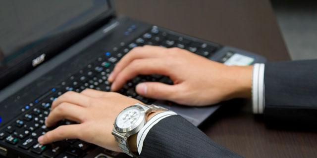 パソコンを操作する人