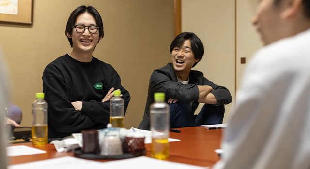 笑顔の秋山さんの写真