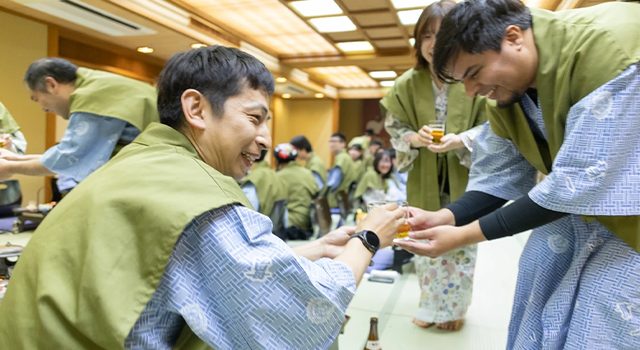 中島さんとヘンリーさんの乾杯の写真