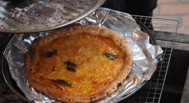 焼けたチーズピザ