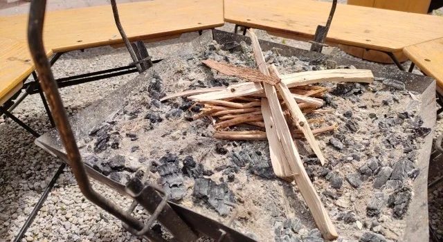 薪をくべている写真