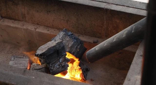 ブロワーでの火起こしの写真