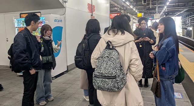 川崎駅で集合し、電車を待つ写真