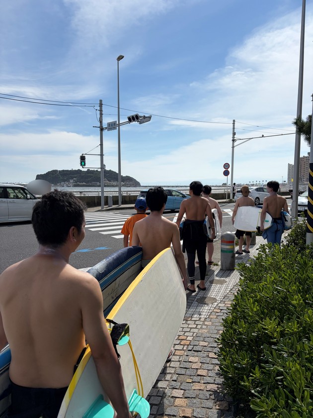 海に向かう写真